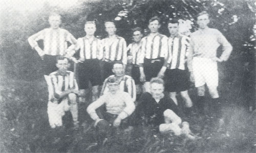 Het gelegenheids elftal bestaande uit bestuursleden